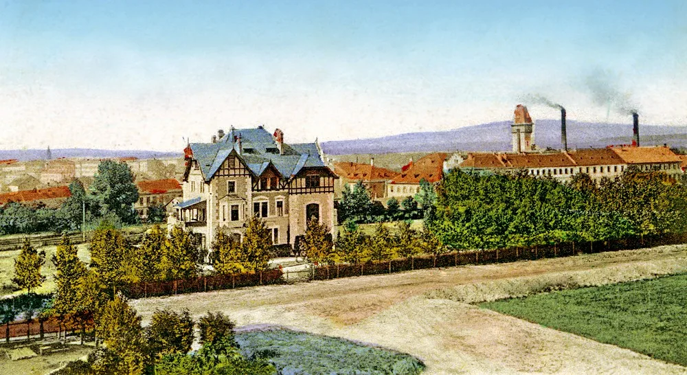 Romatická vila Lischoli z roku 1900 krátce po dostavbě v zatím nepojmenované ulici, později ulice Goetheova, Londýnská a U Zimního stadionu.