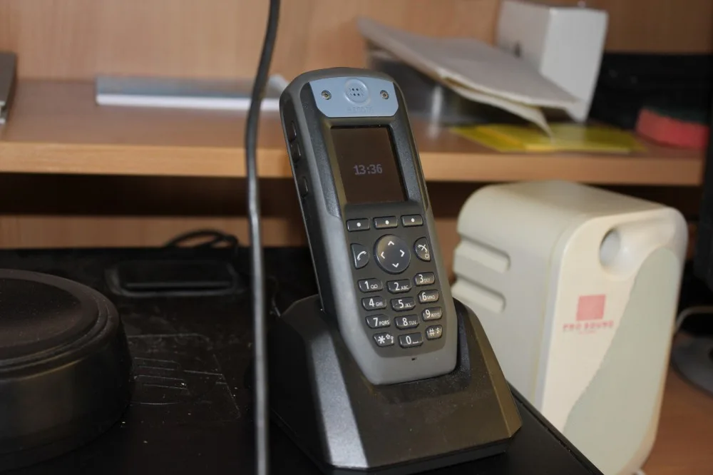 Pokud se telefon vychýlí ze svislé polohy, vysílá signál na dvě místa v Temelíně