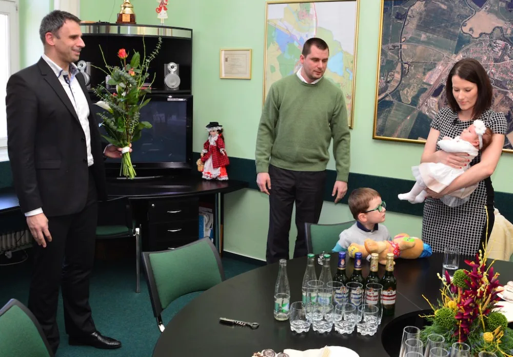 Hejtman Jiří Zimola a manželé Tomšovicovi s dětmi