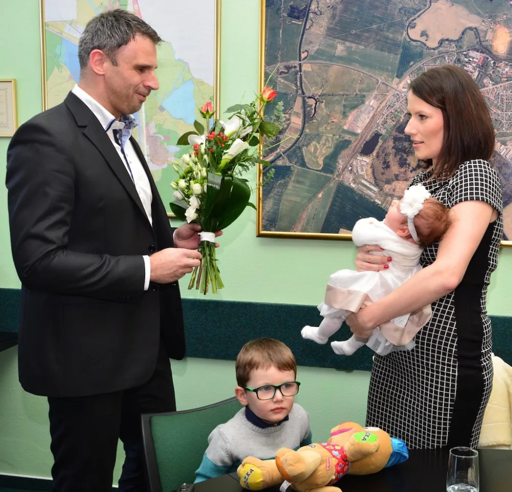 Hejtman Jiří Zimola a Pavlína Tomšovicová se svými dětmi Terezkou a Honzíkem
