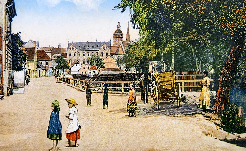 Nábřeží Rybní ulice v pohledu od mostu v ulici U Tří lvů směrem k centru města kolem roku 1910
