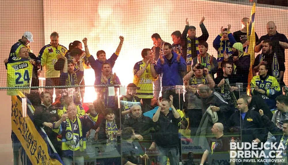 Fanoušci Přerova a jejich oslavné pyro