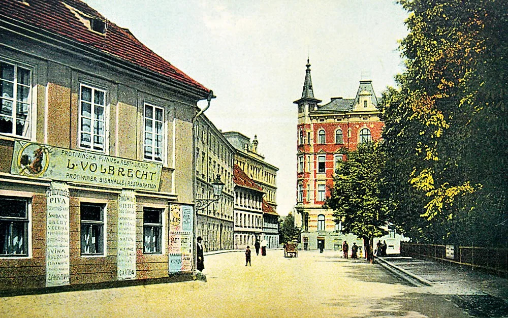 Bezautomobilová romantika třídy Na sadech po roce 1903. Klikatý půdorys vozovky odpovídá původnímu baroknímu opevnění