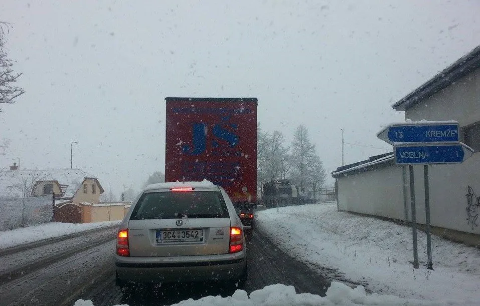 U Boršova uzavřela silnici hromadná nehoda.