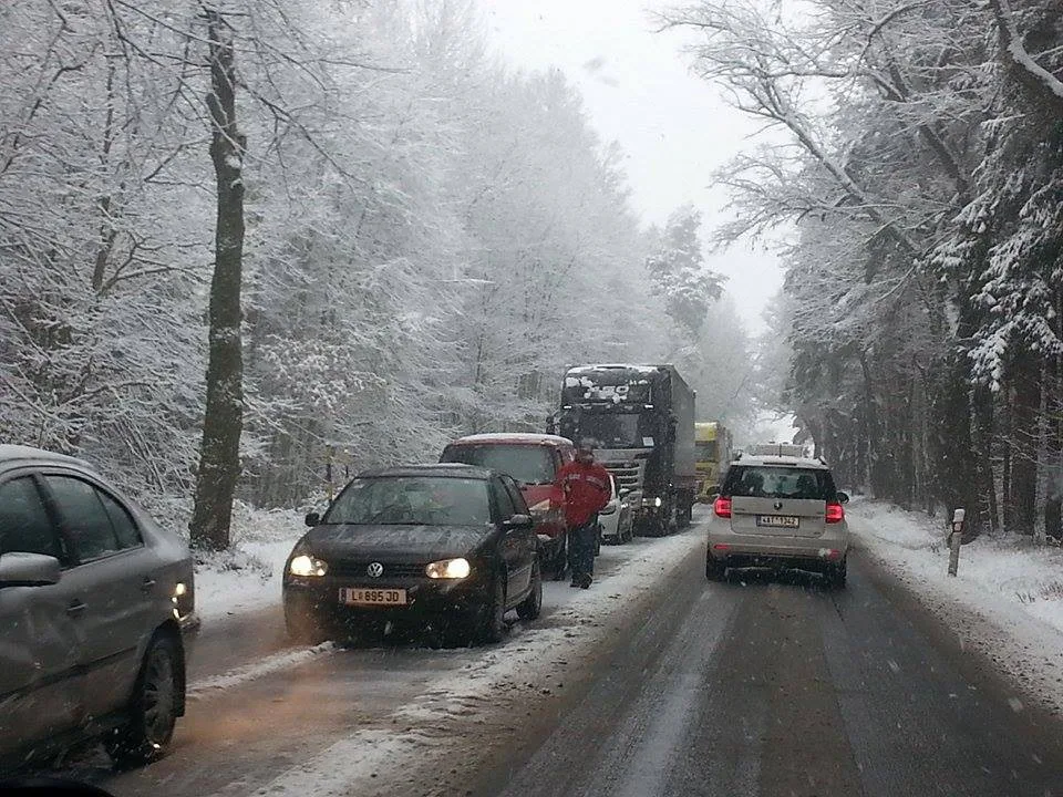 U Boršova uzavřela silnici hromadná nehoda.