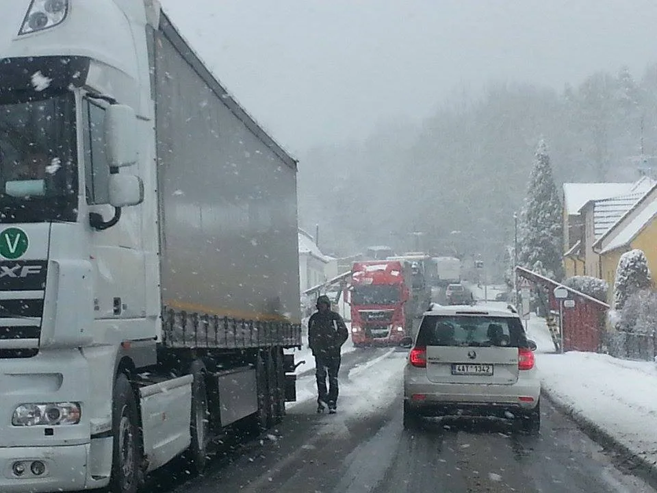 U Boršova uzavřela silnici hromadná nehoda.