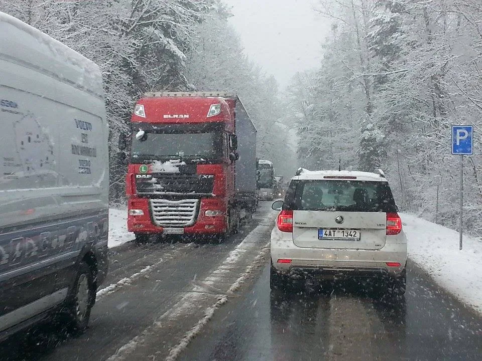 U Boršova uzavřela silnici hromadná nehoda.