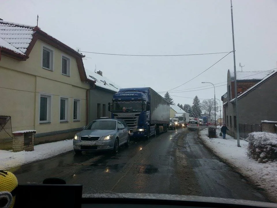 U Boršova uzavřela silnici hromadná nehoda.