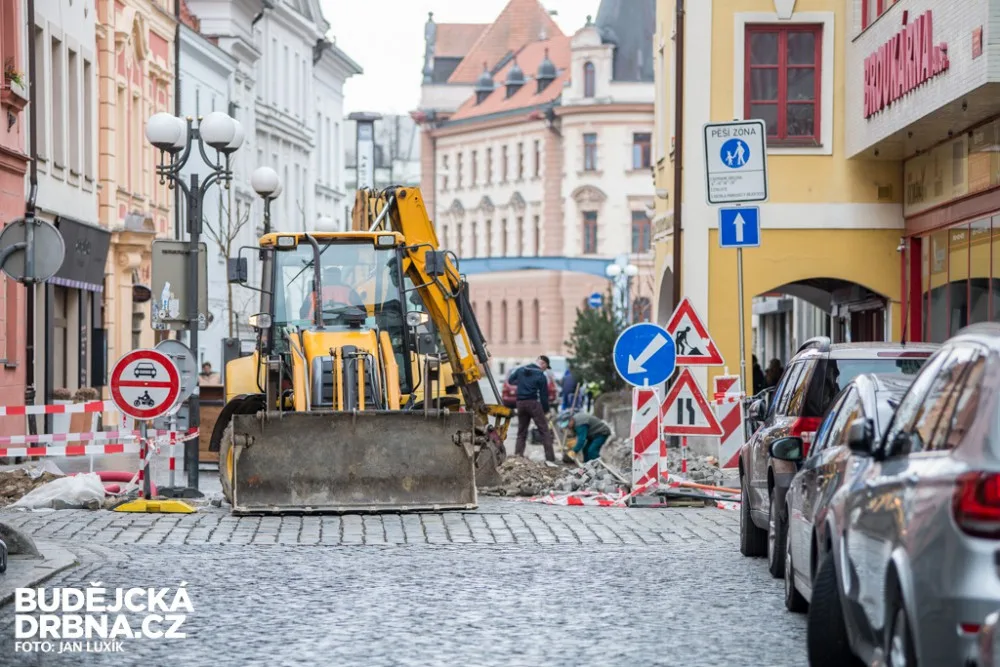 V ulici u divadla opět pracují bagry. Místním podnikatelům se to nelíbí