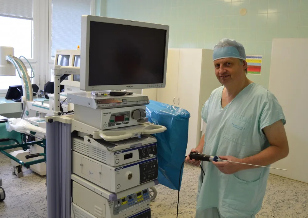Zástupce primáře Aleš Petřík s novou drtičkou kamenů