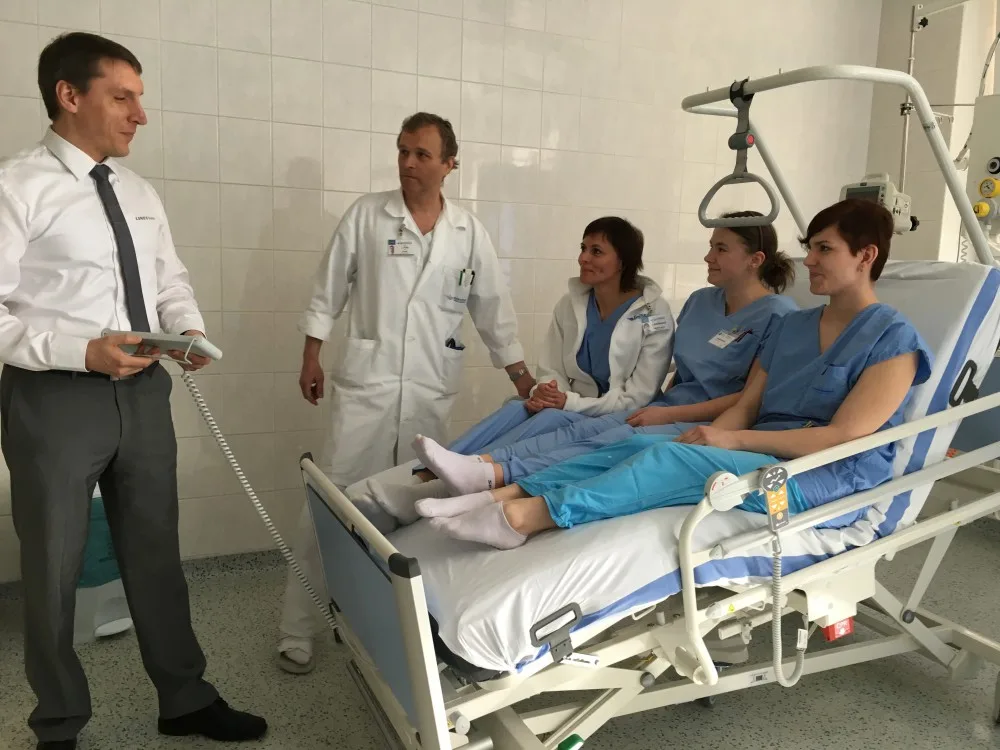 U představení nového lůžka nechyběl zástupce společnosti Linet a primář oddělení Petr Pták