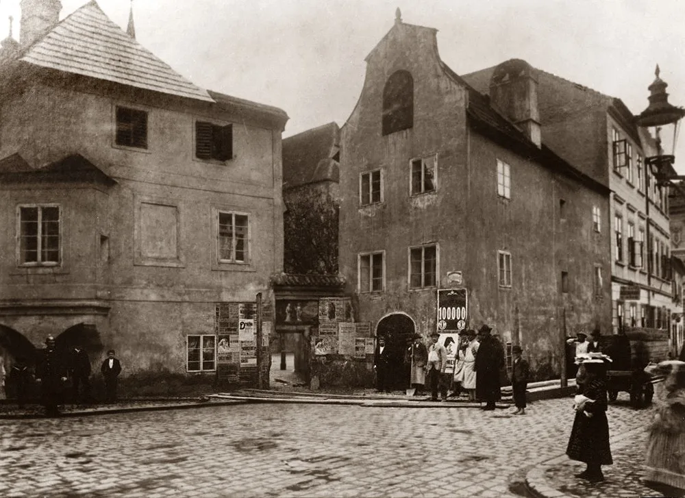Hroznová ulice s renesančním domem Josefa Schwarzkopfa před rokem 1903. Na Piaristické náměstí, původně na klášterní hřbitov, vedla brána