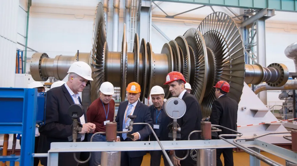 Během prohlídky elektrárny poslanci navštívili například strojovnu prvního bloku