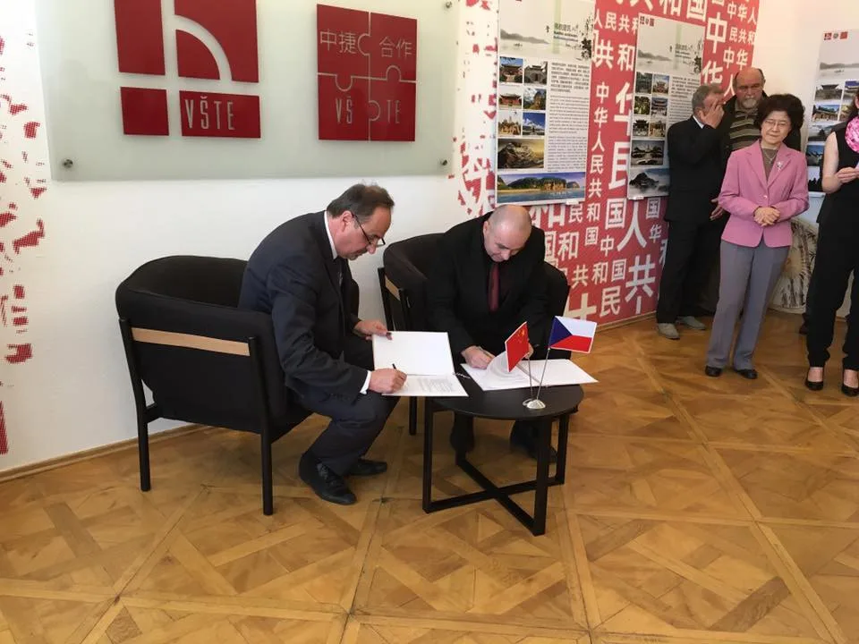Jan Kohout a Marek Vochozka podepisují smlouvu o spolupráci