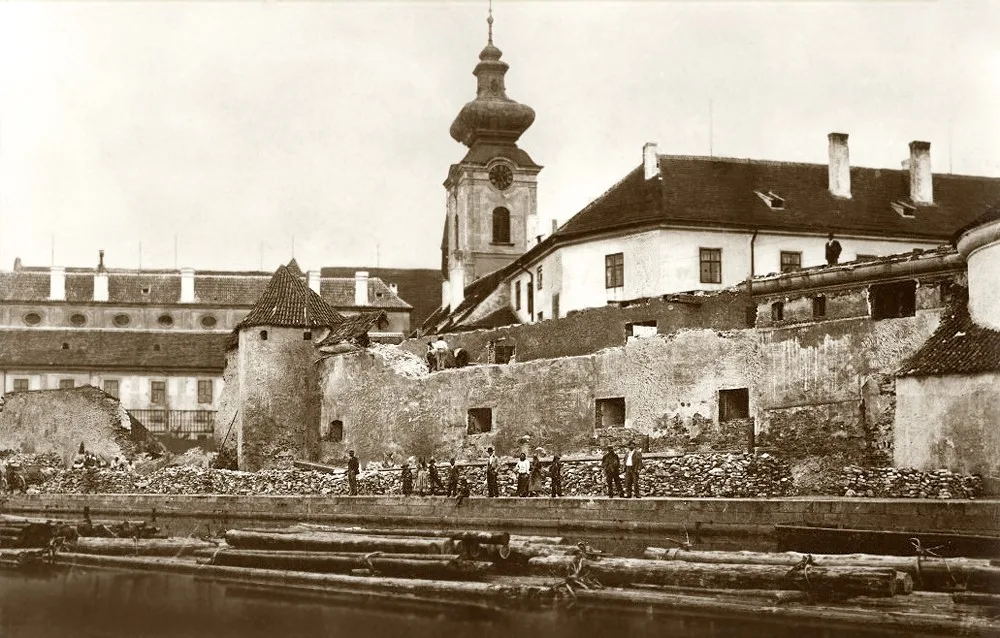Bourání hradeb, hradební bašty zvané klínové a historické solnice na pravém břehu dnešního slepého ramene, tehdy na pravém břehu Vltavy a Malše poblíž kláštera