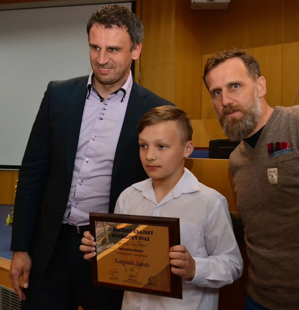 Jakub Kašpírek s hejtmanem Jiřím Zimolou a fotbalovým internacionálem Karlem Poborským