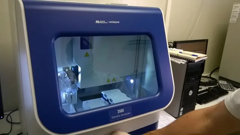 Přístroj pro analýzy vzorků DNA