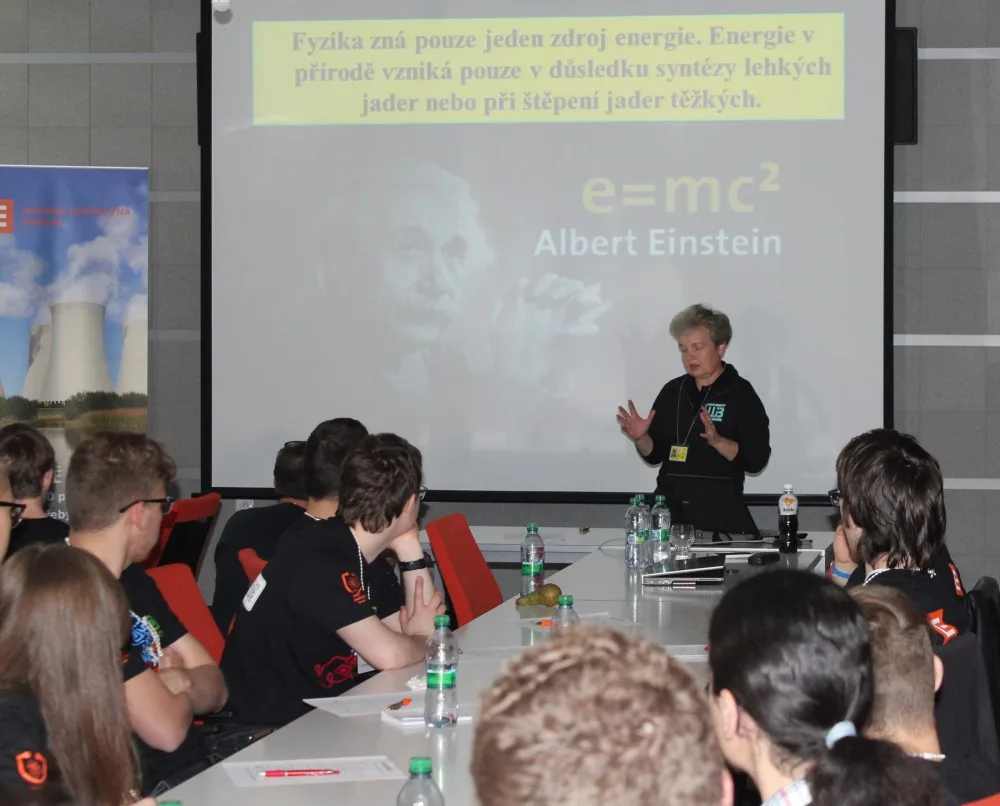 Studenti měli možnost diskutovat s předsedkyní SÚJB Danou Drábovou