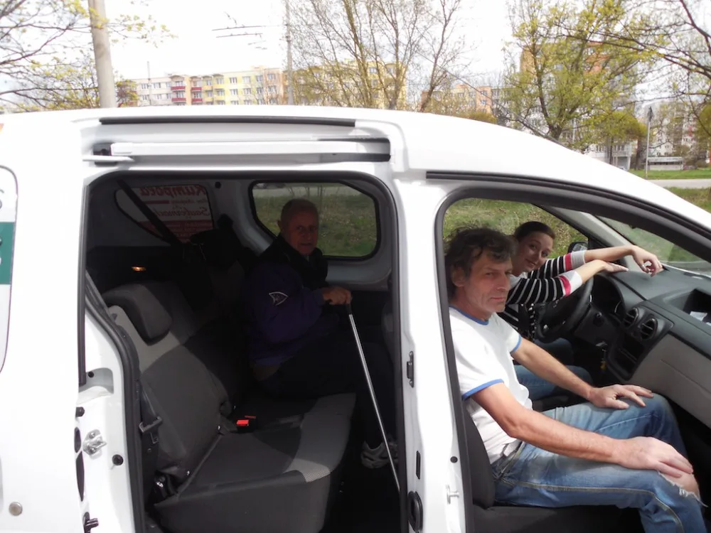 Sociální auto s klienty Alzheimercentra