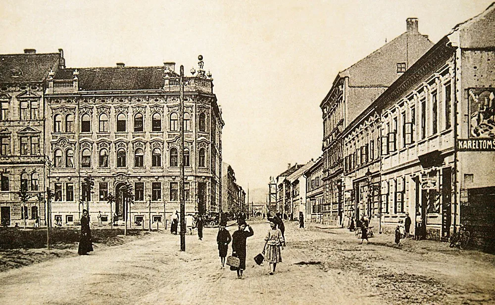Jihovýchodní kout Palackého náměstí s výstavním domem U koule v období c. k., kdy neslo název náměstí císaře Josefa II.
