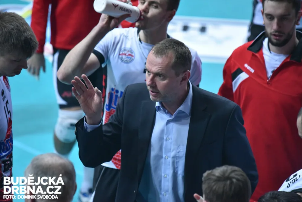 Trenér Jan Svoboda domlouvá svým hráčům
