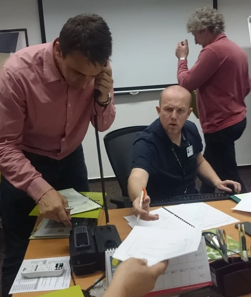Spojení prostřednictvím satelitního telefonu během cvičení prověřil ředitel elektrárny Bohdan Zronek