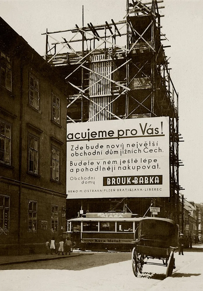 Stavba obchodního domu firma Brouk a Babka na rohu Divadelní a Široké v roce 1935