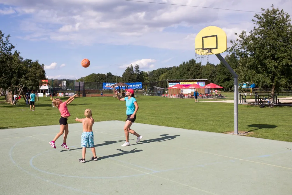 Sportovně relaxační areál v Hluboké nad Vltavou
