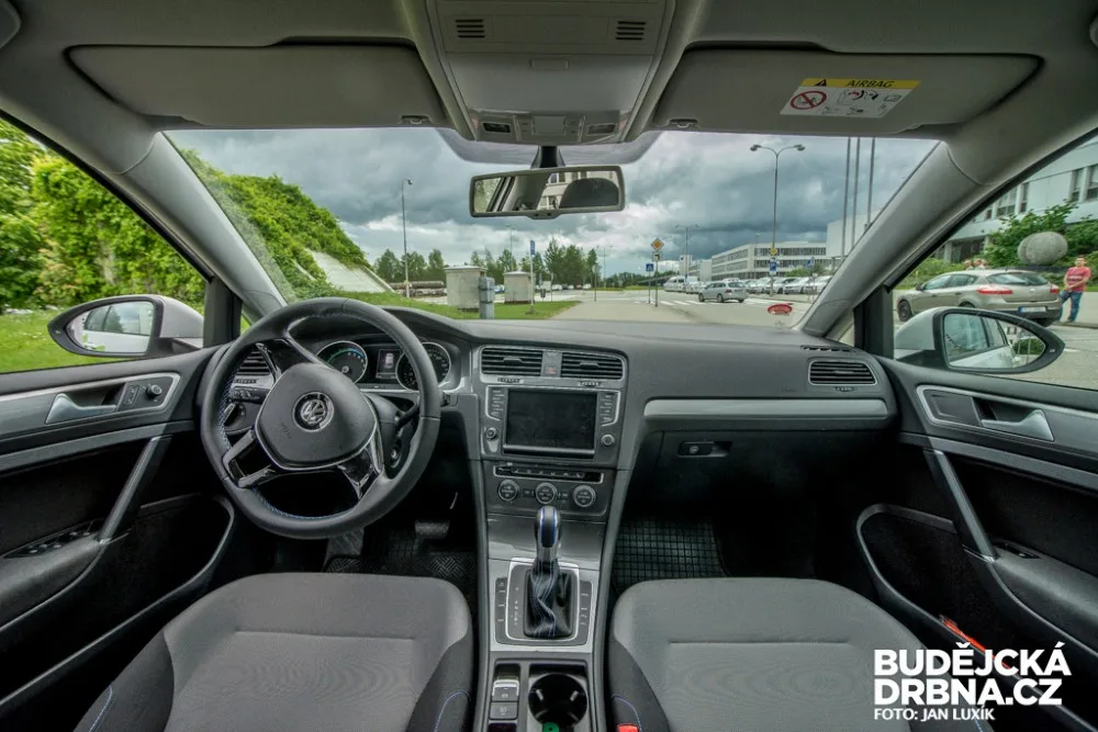 Volkswagen e-Golf při předání u Jaderné elektrárny Temelín
