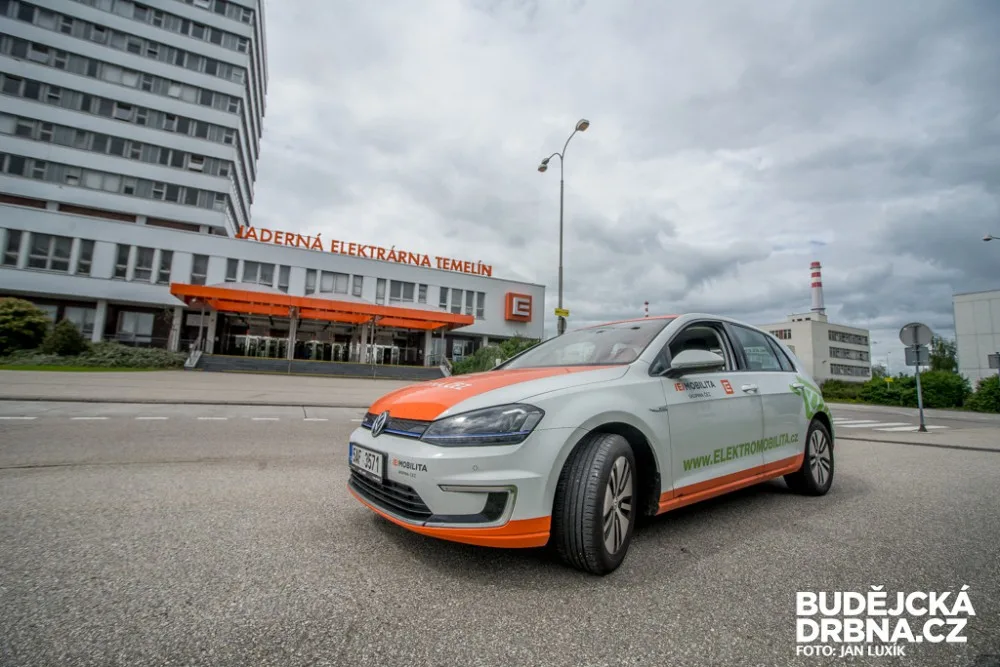 Volkswagen e-Golf při předání u Jaderné elektrárny Temelín