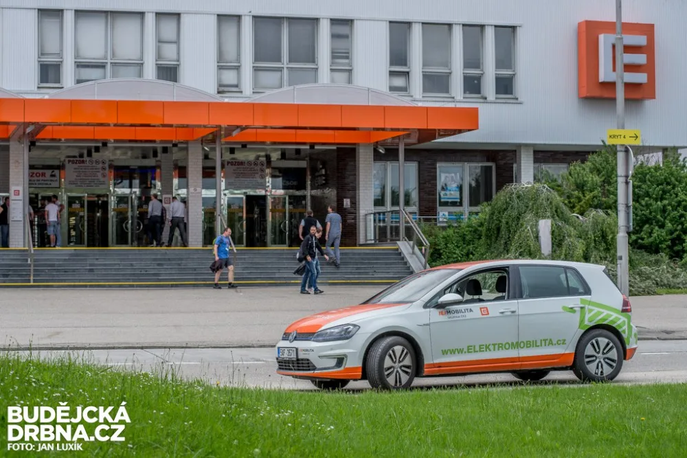 Volkswagen e-Golf při předání u Jaderné elektrárny Temelín