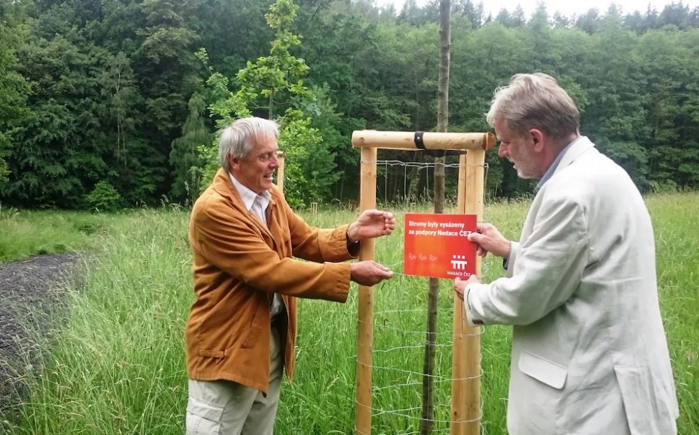 Starosta Hluboké Tomáš Jirsa (vpravo) a člen správní rady Nadace ČEZ František Lust při slavnostním otevření aleje