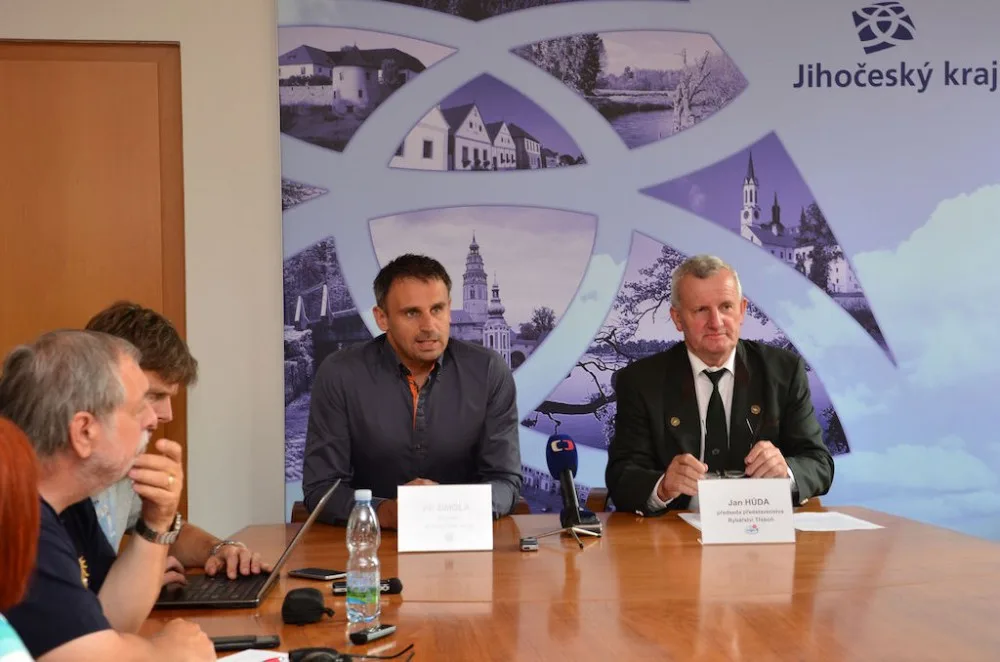 Hejtman Jiří Zimola a předseda představenstva společnosti Rybářství Třeboň Jan Hůda