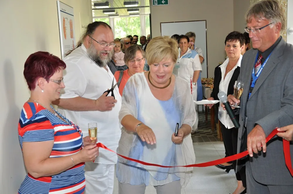 Náměstkyně jihočeského hejtmana Ivana Stráská spolu s ředitelem strakonické nemocnice Tomášem Fialou (vpravo na snímku) stříhá pásku k Hemodialyzačnímu středisku Nemocnice Strakonice