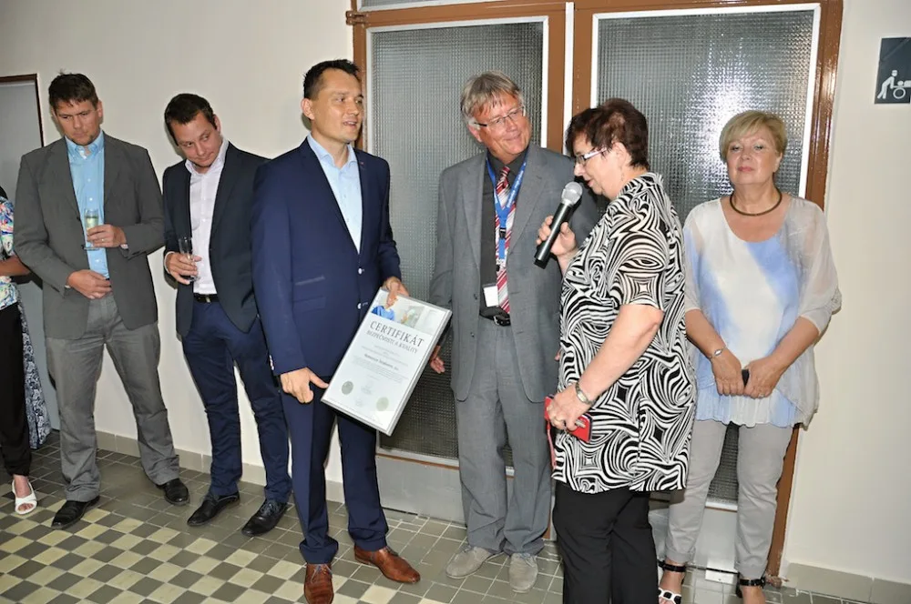 Předávání certifikátu řediteli nemocnice Tomáši Fialovi
