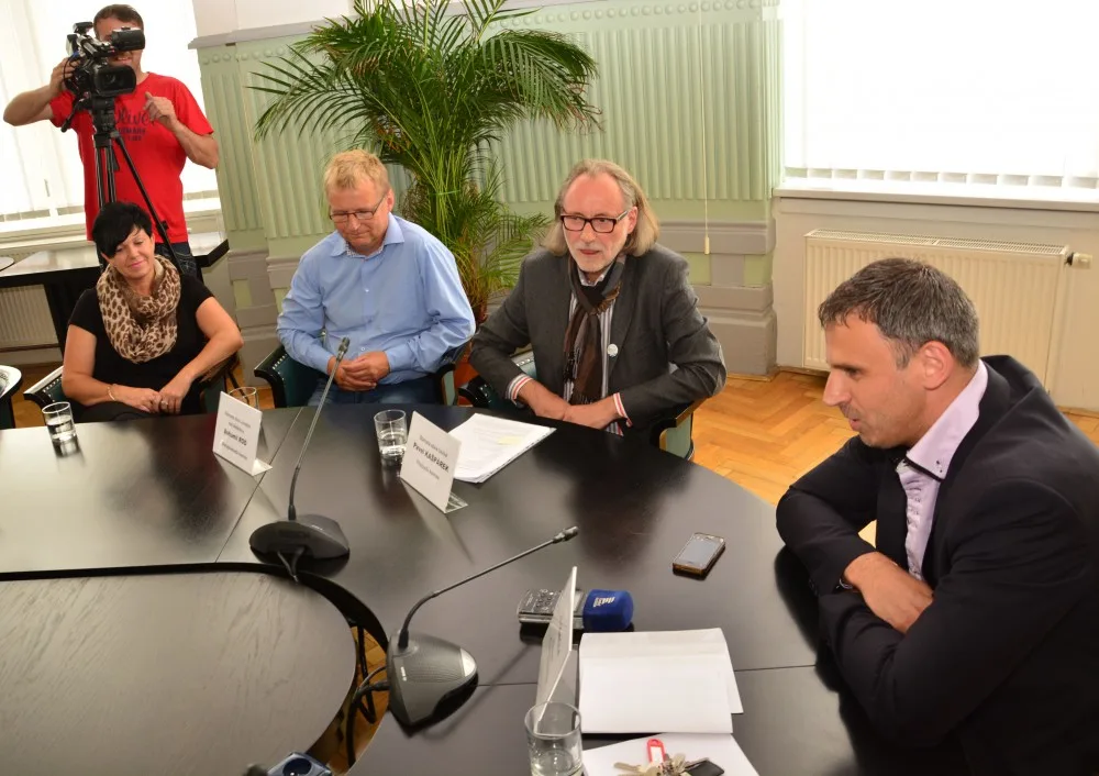 Hejtman Jiří Zimola oznamuje po telefonu starostce Cehnic Heleně Sosnové, že se její obec stala jihočeskou Vesnicí roku 2016