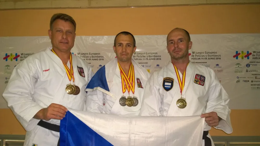 Úspěšní karatisté na VI EPFG 2016 v Huelvě z leva Martin Hermann, Martin Sláma a David Šenkýř
