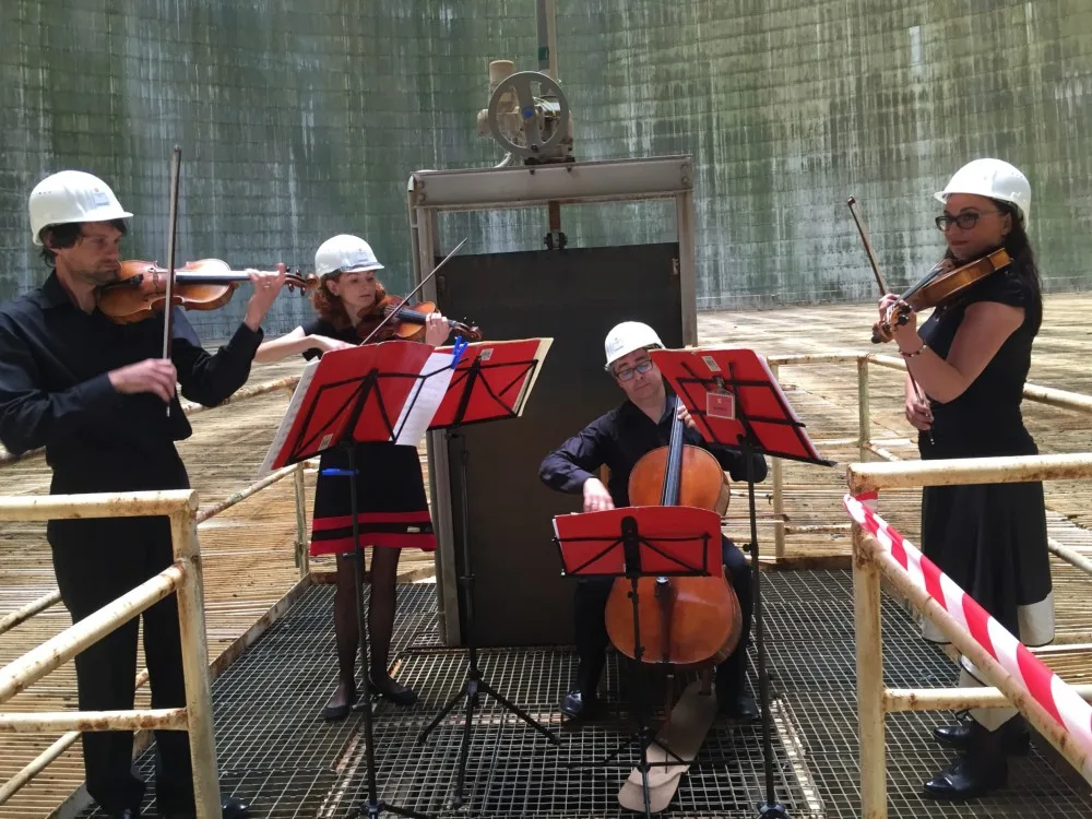 V temelínské chladicí věži zahrálo smyčcové kvarteto Jihočeské filharmonie čtyři skladby