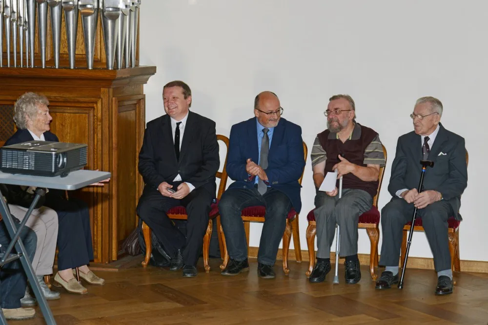 Představení kulatých známek - zleva sedí Milan Binder