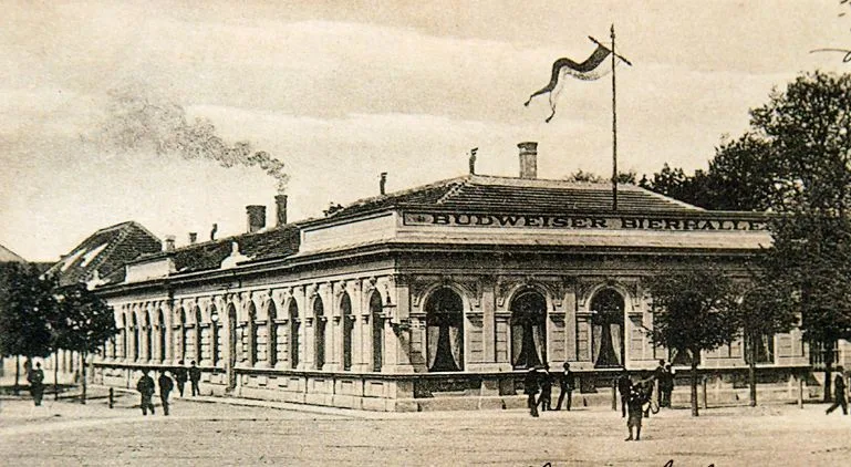 Klasicistní Budějovická pivnice (Budweiser Bierhalle) na rohu Pražské a Mariánského náměstí v období c. k. Po roce 1919 pod názvem Metropol