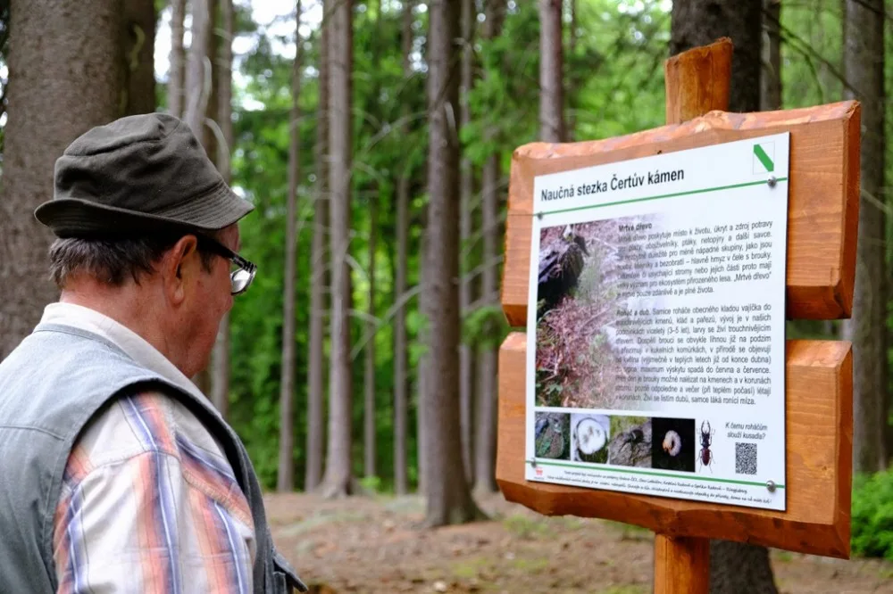 Řadu zajímavých informací se mohou turisté dozvědět na nové naučné stezce mezi Lodhéřovem a Kostelní Radouní