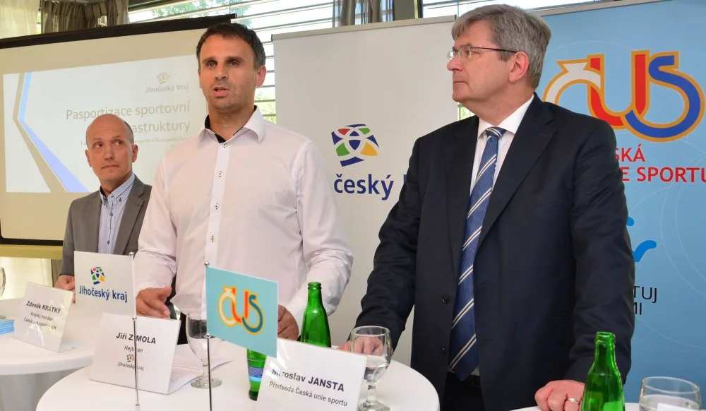 Předseda ČUS Miroslav Jansta, hejtman JčK Jiří Zimola a jihočeský krajský manažer ČUS Zdeněk Krátký na tiskové konferenci k tématu