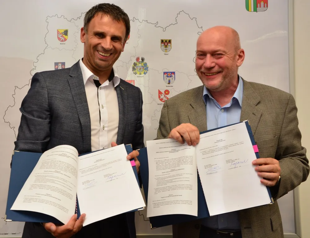 Dohodu svými podpisy stvrdili hejtman Jiří Zimola a statutární ředitel JHMD Boris Čajánek