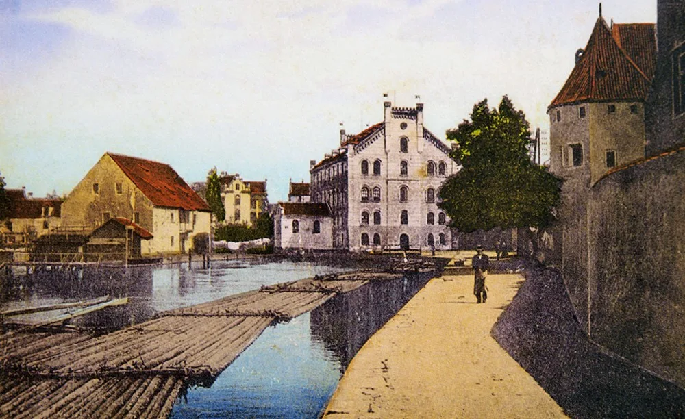 Vltava po proudu směrem k Přednímu mlýnu s pramenem vorů, vlevo na ostrůvku Žitný mlýn. Přední mlýn je dnes upraven na hotel Budweis