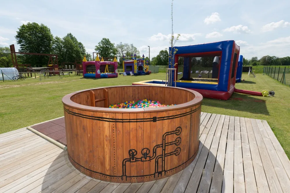 Dětský nafukovací park ve Sportovně relaxačním areálu Hluboká nad Vltavou