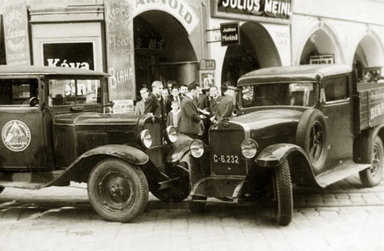 Srážka automobilů před domem Bláha, Arnold a Meinl na rohu náměstí a Krajinské v roce 1942