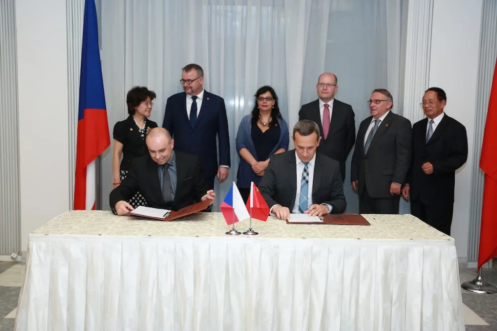 Memorandum o spolupráci mezi VŠTE a Huawei podepsali v Pekingu rektor Marek Vochozka a Radoslaw Kedzia, výkonný ředitel Huawei Czech Republic