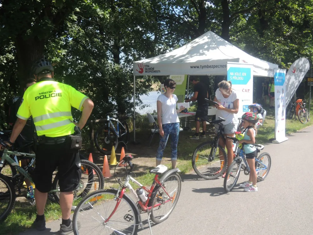 Městská policie a Tým silniční bezpečnosti na cyklostezce