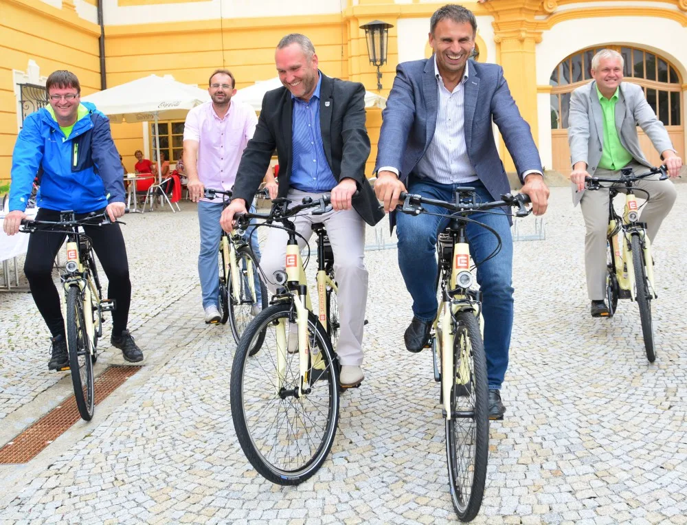 Jízdu na elektorkole si vyzkoušel i hejtman Jiří Zimola