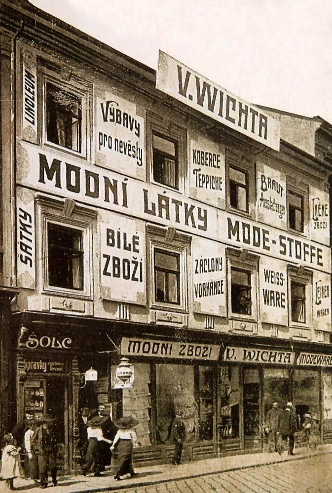 Dům Václava Wichty před rokem 1920 v dnešní ulici U Černé věže (vedle záložny, dnes spořitelny)